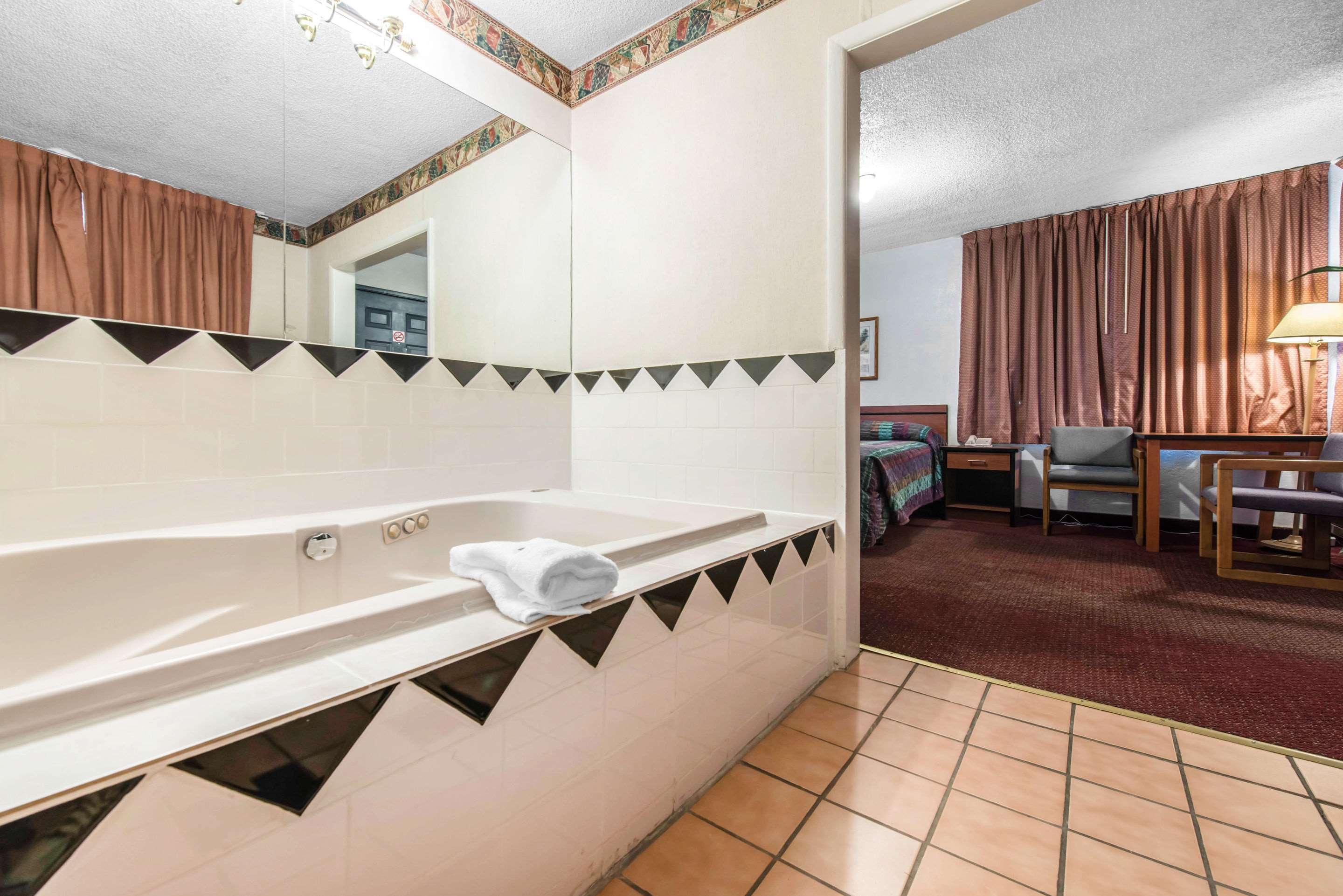 Rodeway Inn & Suites Colorado Springs Eksteriør billede